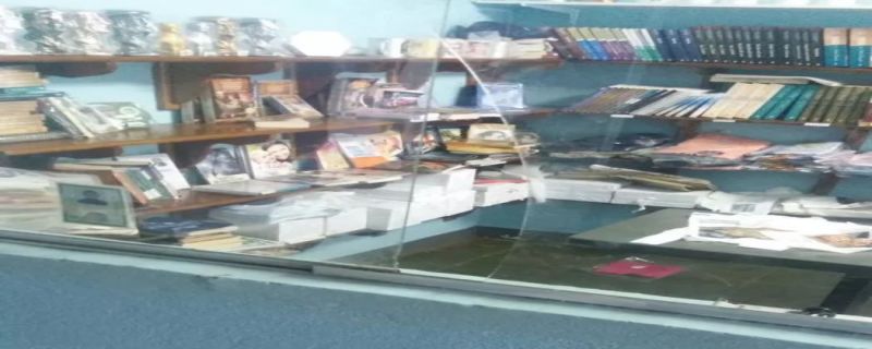Criminosos também danificaram os vidros do local